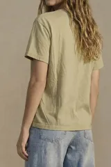 Remera de algodón lavado color verde militar, de corte oversize, con cuello redondo y mangas cortas.