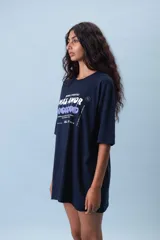 Remera color crema de corte holgado con estampado frontal que incluye la frase "Menos Etiquetas, Más Amor" y un dibujo de cerezas.