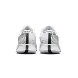 Championes de tenis Nike Court Air Zoom Vapor Pro 2, color blanco con detalles en negro. Presentan un diseño aerodinámico con tecnología Air Zoom en la entresuela para mayor amortiguación y respuesta, y un patrón de rayas diagonales en el talón.