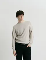 Sweater de punto inglés con escote redondo y mangas largas. Presenta cuello y puños terminados en punto canalé.