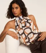 Blusa sin mangas de chiffon con cuello halter y estampado de eslabones en tonos marrón y negro.