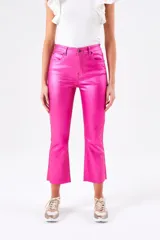 Pantalón de denim color fucsia con acabado brillante, corte flare y largo cropped.