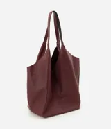 Cartera hobo grande de cuero color bordó, con diseño amplio y suave, asas de hombro integradas y cierre interno con mosquetón.