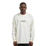 Camiseta de manga larga color blanco hueso, corte holgado, con un pequeño gráfico bordado en el pecho que simula un billete con el texto "ONE 3" y los números "3" a los lados. Presenta un gráfico sutil en la manga izquierda.