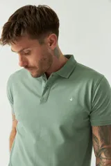 Remera polo blanca de manga corta, con cuello clásico, cierre de tres botones y logo estampado en el pecho.