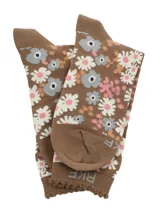 Calcetín de caña media con estampado floral sobre base color marrón. Presenta borde superior con terminación ondulada y logo de la marca RKF tejido en la parte superior.