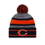 Gorro de lana New Era con pompón, diseño a rayas horizontales en gris, naranja y negro. Presenta el logo del equipo Chicago Bears bordado en el frente.