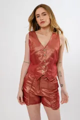 Chaleco sastrero color ladrillo metalizado con botones de nácar y regulador en la espalda.