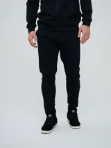 Pantalón jogger deportivo Umbro para hombre, de color negro, corte ajustado, con bolsillos laterales y cintura elástica con cordón ajustable.