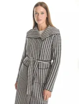 Chaqueta larga de tejido de punto con estampado de pata de gallo en blanco y negro. Presenta cuello de solapa, cierre frontal con lazo ajustable en la cintura y bolsillos aplicados en el frente.