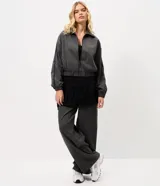 Campera bomber de sastrería color gris con estampa a cuadros, con cuello clásico, cierre frontal y elásticos en puños y cintura.