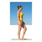 Conjunto de bikini amarillo liso de tiro medio, compuesto por un corpiño con aro y tirantes regulables, y una bombacha tipo culotte de cobertura media.