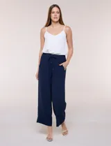 Pantalón pull on de calce fluido y relajado, color azul marino, de cintura alta elastizada con cordón ajustable, bolsillos diagonales y pierna de corte ancho.