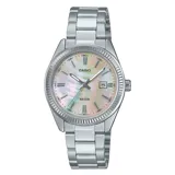 Reloj analógico Casio con caja y malla de acero inoxidable plateado. Presenta una esfera de nácar iridiscente con índices de bastón, manecillas luminiscentes y ventana de fecha a las 3 en punto. Cuenta con bisel estriado y cierre desplegable.