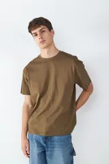Camiseta de manga corta con cuello redondo y corte relajado, confeccionada en algodón de color marrón.