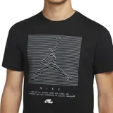 Remera de algodón negra con cuello redondo y manga corta. Presenta un estampado frontal gráfico que recrea la silueta del logo Jumpman mediante líneas horizontales, acompañado de texto descriptivo y el logo Jumpman en la parte inferior.
