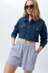 Short a rayas verticales celestes y blancas con elástico en la cintura.