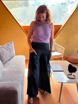 Pantalón tipo palazzo de tiro alto, confeccionado en jersey de algodón. Presenta un diseño amplio con bolsillos laterales y una faja ancha en la cintura que brinda ajuste y soporte.