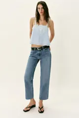 Jeans de tiro alto con diseño de cinco bolsillos, corte slim y bajo con acabado sin costuras. Cierre frontal con cremallera y botón.