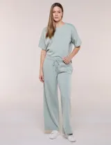 Conjunto de buzo de manga corta con hombros caídos y escote redondo, acompañado de un pantalón tipo wide leg de tiro alto con cintura elástica y cordón de ajuste, en color verde.