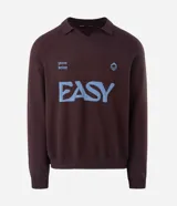 Suéter de punto en jacquard color bordó con diseño de cuello polo y cierre frontal parcial. Presenta estampado frontal con la palabra 'EASY' y la frase 'plans being' en color celeste, además de un pequeño logo bordado. Posee mangas largas con puños acanalados y un corte holgado.