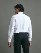Pantalón de vestir de corte recto y línea limpia, sin pinzas. Confeccionado en una mezcla de poliéster y viscosa, presenta un diseño clásico y estructurado.