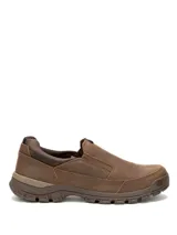 Zapato tipo slip on Caterpillar modelo Threshold, confeccionado en cuero de grano completo color marrón. Presenta diseño sin cordones con paneles elásticos laterales, interior de malla transpirable, entresuela de EVA para amortiguación y suela de caucho resistente con tracción.