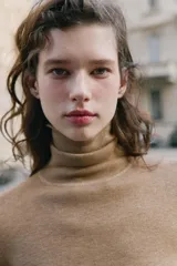 Jersey de punto fino confeccionado en lana, con cuello subido y manga larga, de diseño básico y ajustado.
