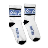 Medias de caña media color blanco, con franja horizontal en celeste y negro en la parte superior que incluye el logo de la marca. Presentan el nombre de la marca estampado en el pie y puntera y talón en color negro.