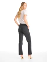 Pantalón de vestir marca Tahari, con diseño de estampado príncipe de gales en tonos oscuros. Presenta corte recto, pretina con pasadores, cierre frontal con broche y bolsillos laterales funcionales.