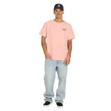 Remera rosa de manga corta con cuello redondo y estampado pequeño en el pecho con el logo de la marca Volcom y la leyenda "Stoney's Speed Shop".