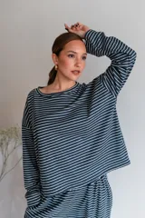 Conjunto de dos piezas de viscosa rayada en color azul marino y blanco, compuesto por un buzo de manga larga de corte holgado y un pantalón ancho tipo palazzo con cintura elástica.