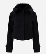 Saco corto de polivelour negro con cuello de piel sintética, cierre frontal oculto, bolsillos cargo delanteros con solapa y detalles de botones en los puños.