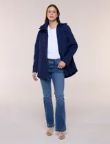 Campera impermeable Gallery color azul marino, con capucha plegable, cierre frontal con solapa de botones a presión, bolsillos y cordón de ajuste en la cintura.