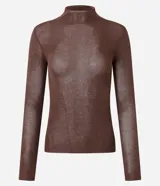 Blusa Cortelle de cuello alto y manga larga, confeccionada en punto marrón con textura fina, leve transparencia y hilos con brillo discreto.