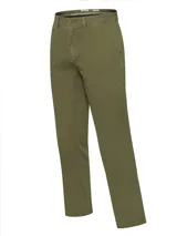 Pantalón de corte regular fit y tiro medio, confeccionado en tejido con tecnología Natural Flex que aporta flexibilidad. Presenta cierre frontal con botón, bolsillos laterales y traseros, con un acabado de efecto desgastado.