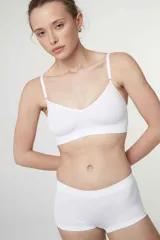 Boxer de tiro medio confeccionado en microfibra sin costuras, diseñado para ofrecer comodidad y un ajuste invisible bajo la ropa.