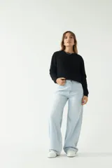 Pantalón jean de tiro medio color celeste claro, corte ancho y estilo carpenter.