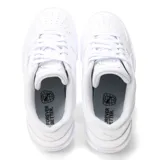 Championes Puma Caven 2.0 de estilo urbano, color blanco, con diseño clásico de corte bajo, perforaciones en la puntera y logo de la marca en el lateral.