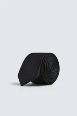 Corbata estrecha de seda 100%, color negro, con textura sutil.