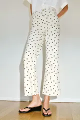 Jeans de tiro medio con diseño de cinco bolsillos, corte mini flare y bajo evasé. Presenta un estampado de lunares en contraste.