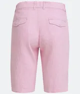 Bermuda de hombre en lino color gris claro, de corte recto, con textura discreta, bolsillos laterales y cierre frontal con botón y cremallera.