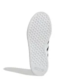 Championes Adidas Grand Court Base 2.0, color negro con las tres tiras blancas en los laterales y suela blanca.