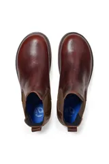 Bota tipo Chelsea de color chocolate con paneles elásticos laterales y tirador en el talón. Presenta una suela de goma con relieve y entresuela con detalle de corcho.