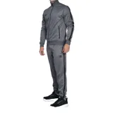 Conjunto deportivo Umbro compuesto por campera con cierre frontal y pantalón de jogging, ambos en color negro con detalles de bandas laterales y cierres en blanco. La campera presenta cuello alto y bolsillos laterales, mientras que el pantalón cuenta con ajuste elástico en la cintura y tobillos.