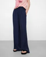 Pantalón palazzo azul marino de tiro alto con cintura elástica fruncida, bolsillos laterales y caída fluida.