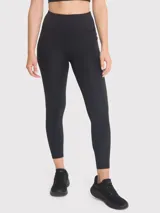 Calza deportiva de tiro alto color negro, con bolsillos laterales y banda de silicona interna para mejor ajuste. Confeccionada en tejido técnico con costuras reforzadas.