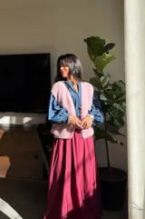 Falda larga de corte amplio y fluido, confeccionada en algodón blanco con doble forro. Presenta una cintura elástica cómoda y un diseño minimalista y versátil.