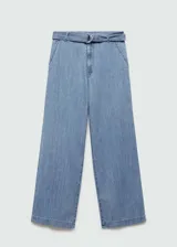 Pantalon de corte wide leg en tono azul claro, con tiro medio, bolsillos laterales y cierre frontal de cremallera y botón. Incluye un cinturón ajustable con hebilla metálica y trabillas en la cintura.