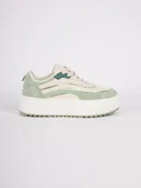Zapatilla de plataforma con diseño de recortes en tonos crema y verde menta, con detalles metalizados y suela texturizada.